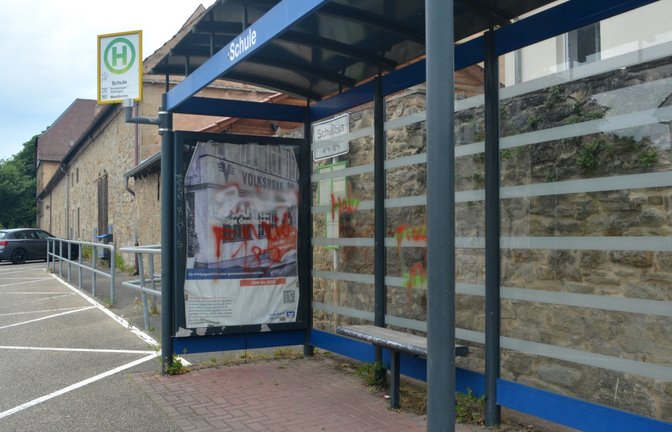 Die Bushaltestellen in Illingen und Schützingen werden barrierefrei. Ursprünglich war geplant, im Zuge des Umbaus die Bushaltestelle in der Schulstraße in die Banzhafstraße zu verlegen. Das haben die Gemeinderäte am Dienstag verworfen, nachdem Anwohner Bedenken geäußert hatten. Sie befürchteten unter anderem die Beeinträchtigung der Zufahrten zu ihren Grundstücken und die Zunahme von Lärm, Müll und Vandalismus durch Jugendliche bei den vorgesehenen Wartehäuschen.  <span class='image-autor'>Foto: Stahlfeld</span>
