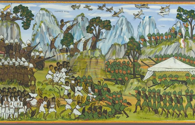 Gäbrä Mädḫən Nəguse, Die Schlacht von Tembien, 1950er/1960er Jahre. Das Gemälde im Stil äthiopischer Volkskunst erinnert an die erste Schlacht von Tembien in Nordäthiopien. In dieser kämpften im Januar 1936 äthiopische gegen vorrückende italienische Truppen.<span class='image-autor'>Raffaele Michelotti / © MITAG - Museo Storico Italiano della Guerra, Rovereto</span>