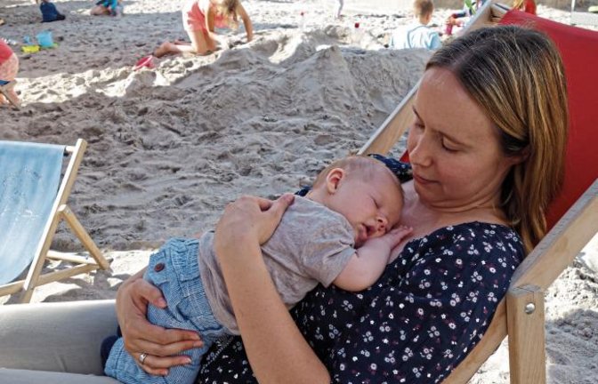 Der kleine Strandlebenbesucher Liam aus Vaihingen verschläft das Spektakel.  Foto: sr