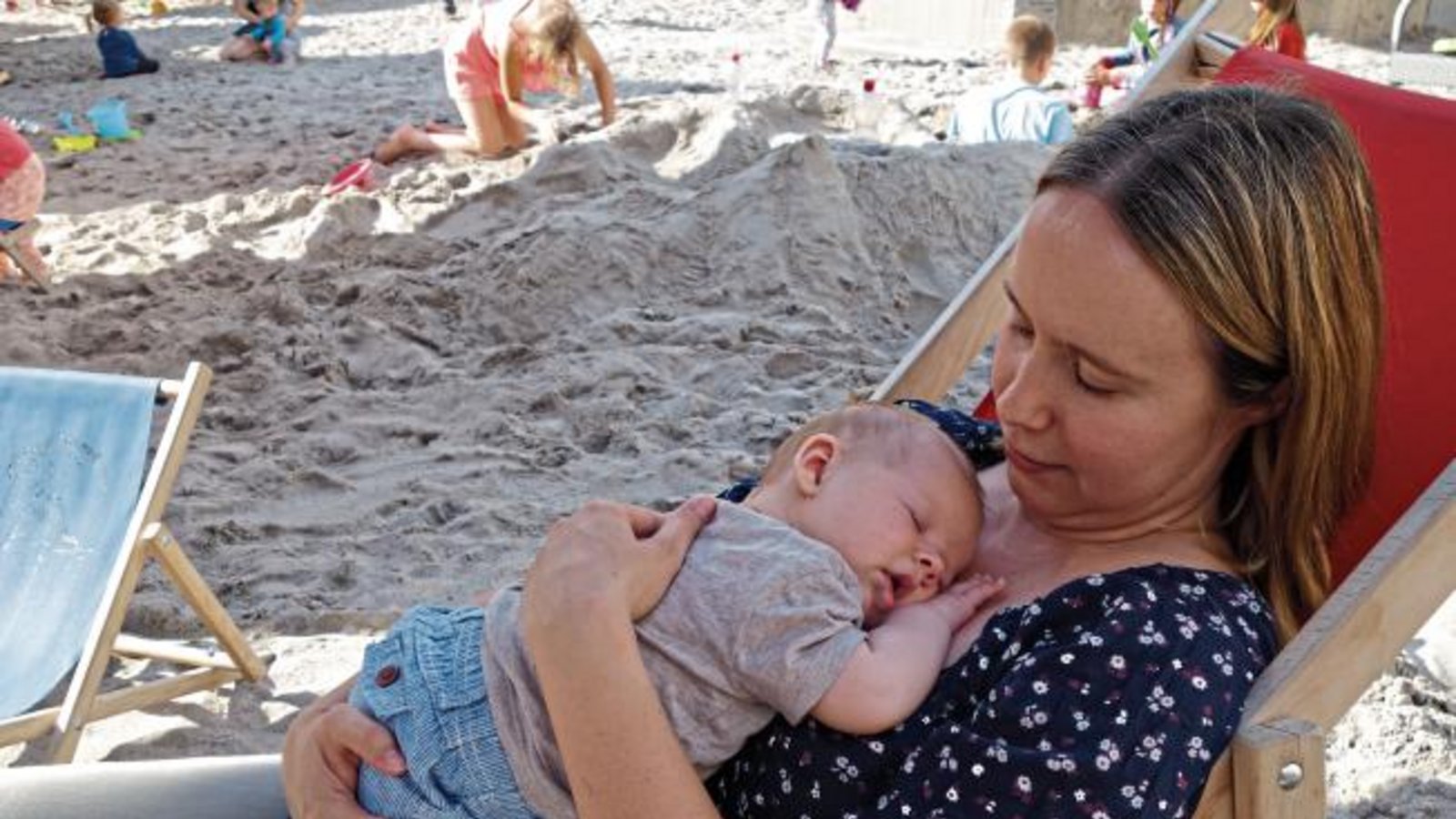 Der kleine Strandlebenbesucher Liam aus Vaihingen verschläft das Spektakel.  Foto: sr