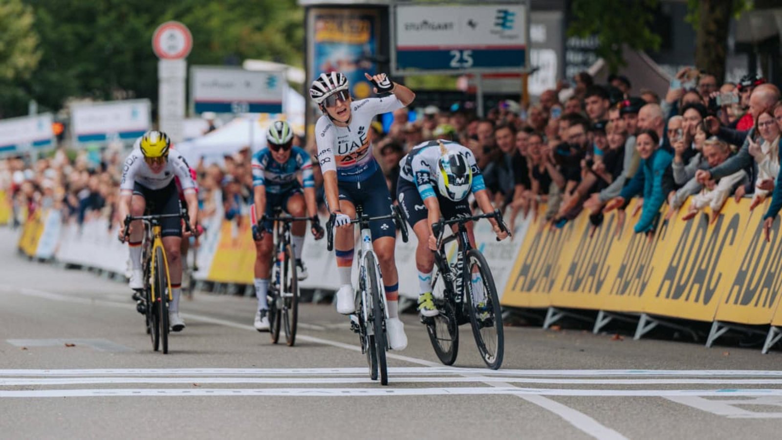 Im vergangenen Jahr siegte die Italienerin Eleonora Gasparrini (Mi. vo.) beim Women's Cycling Grand Prix in Stuttgart am 14. September.IMAGO/Eibner