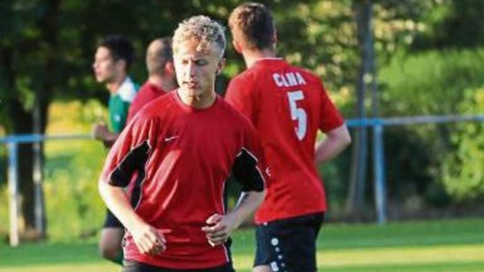 Erste Aufgabe gestern Abend: Bei jedem Schritt den Ball berühren, bis der Trainer wieder „Hopp!“ ruft Foto: Küppers Erste Aufgabe gestern Abend: Bei jedem Schritt den Ball berühren, bis der Trainer wieder „Hopp!“ ruft Foto: Küppers