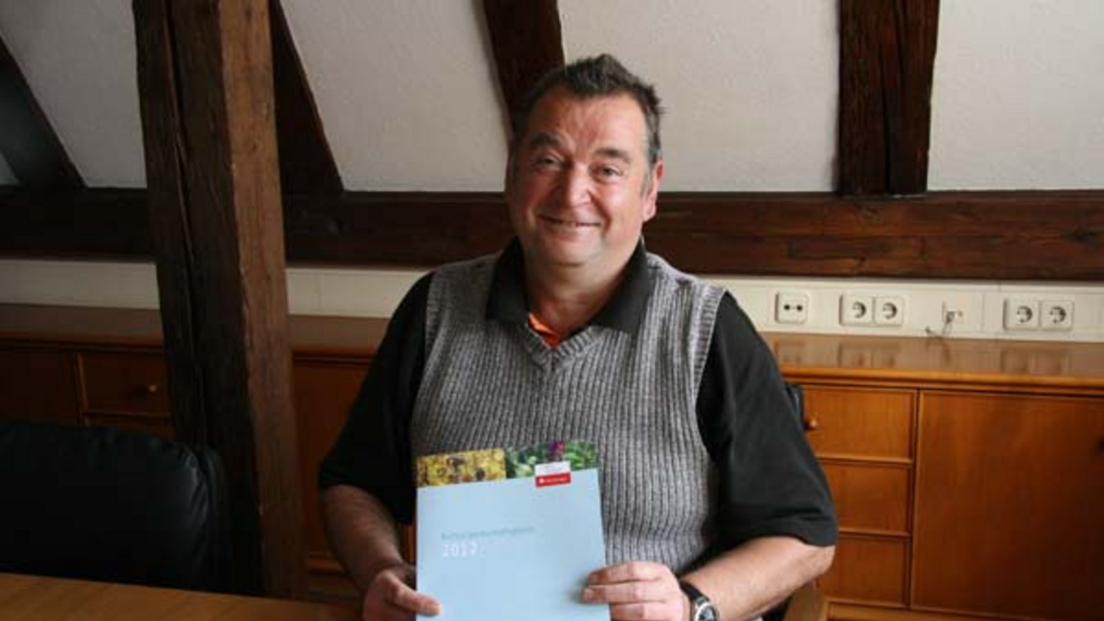 Helmut Mager mit der Urkunde des Kulturlandschaftspreises. Foto: Rücker