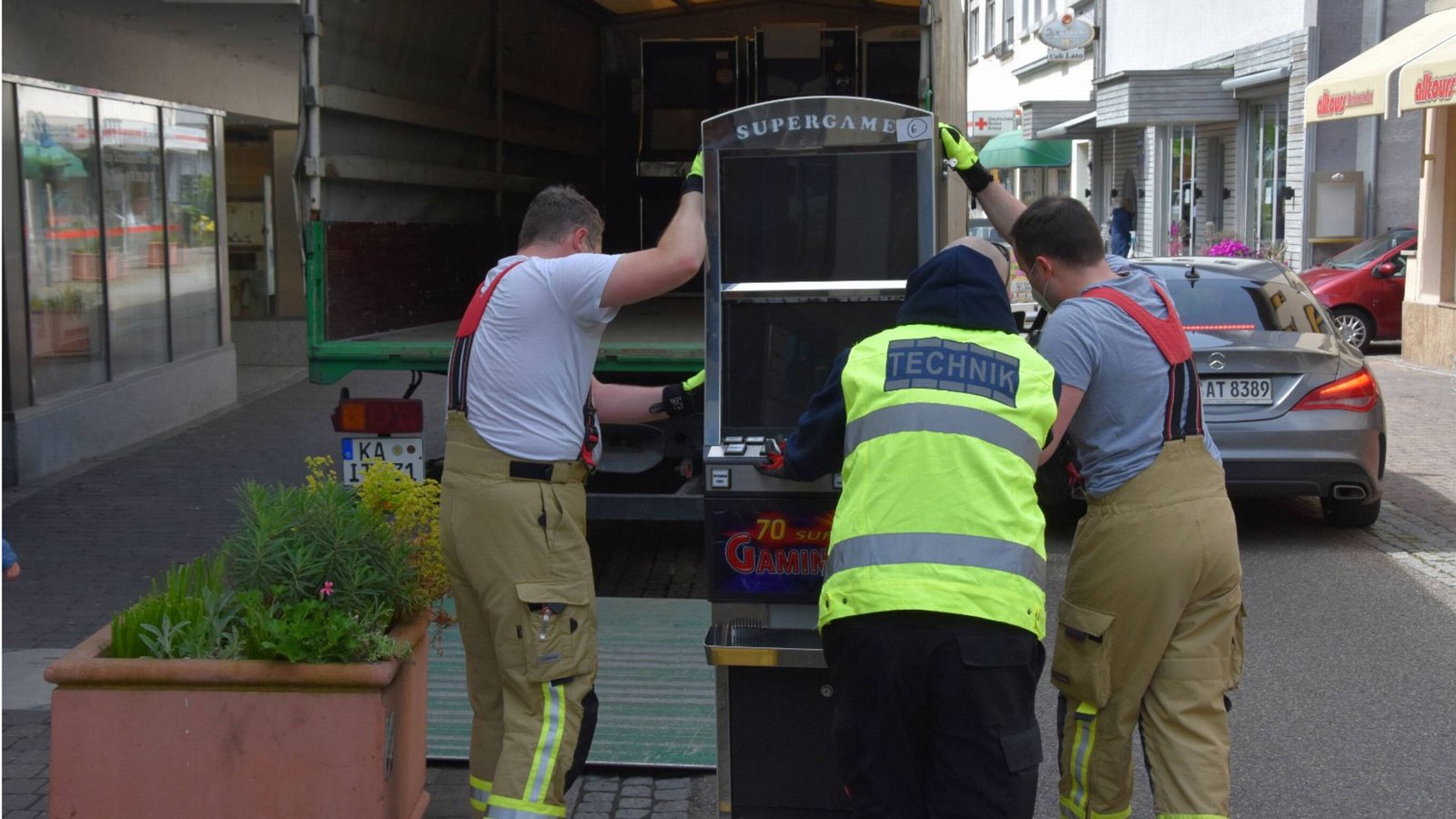 Die Polizei lässt nach einer Razzia einen illegalen Glücksspielautomaten abtransportieren. Allerdings werden auch viele legale Geräte abgebaut.Foto: Friedrich/7aktuell.de | Friedrich
