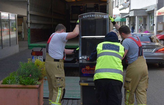 Die Polizei lässt nach einer Razzia einen illegalen Glücksspielautomaten abtransportieren. Allerdings werden auch viele legale Geräte abgebaut.<span class='image-autor'>Foto: Friedrich/7aktuell.de | Friedrich</span>