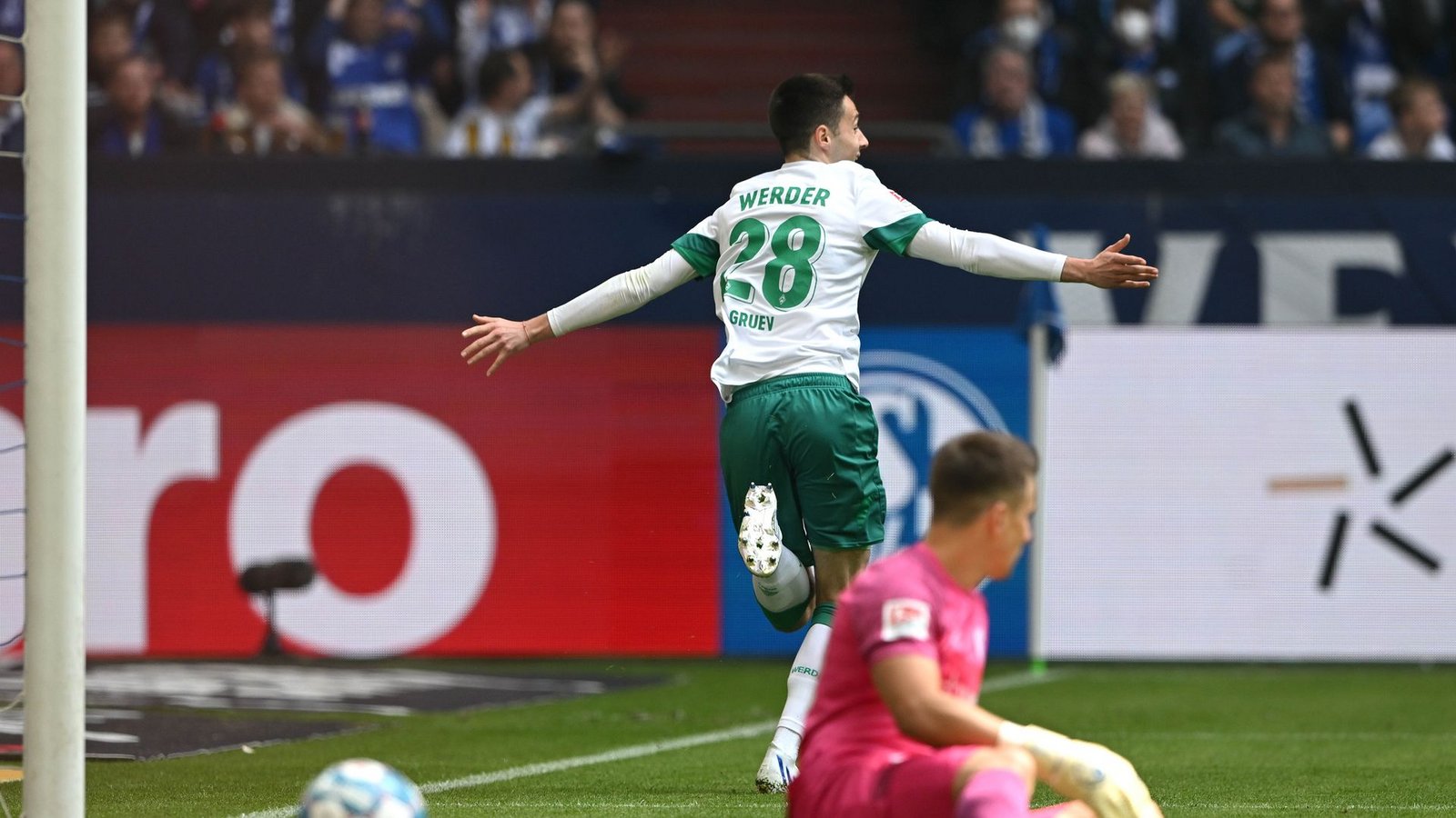 Bremens Ilia Gruev dreht nach seinem Führungstor auf Schalke jubelnd ab.Foto: David Inderlied/dpa