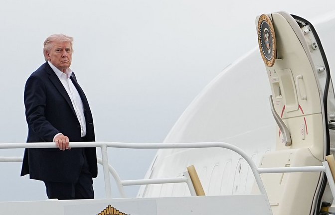 US-Präsident Donald Trump besteigt eine Air Force One am Miami International Airport.<span class='image-autor'>Foto: Matt Rourke/AP/dpa</span>