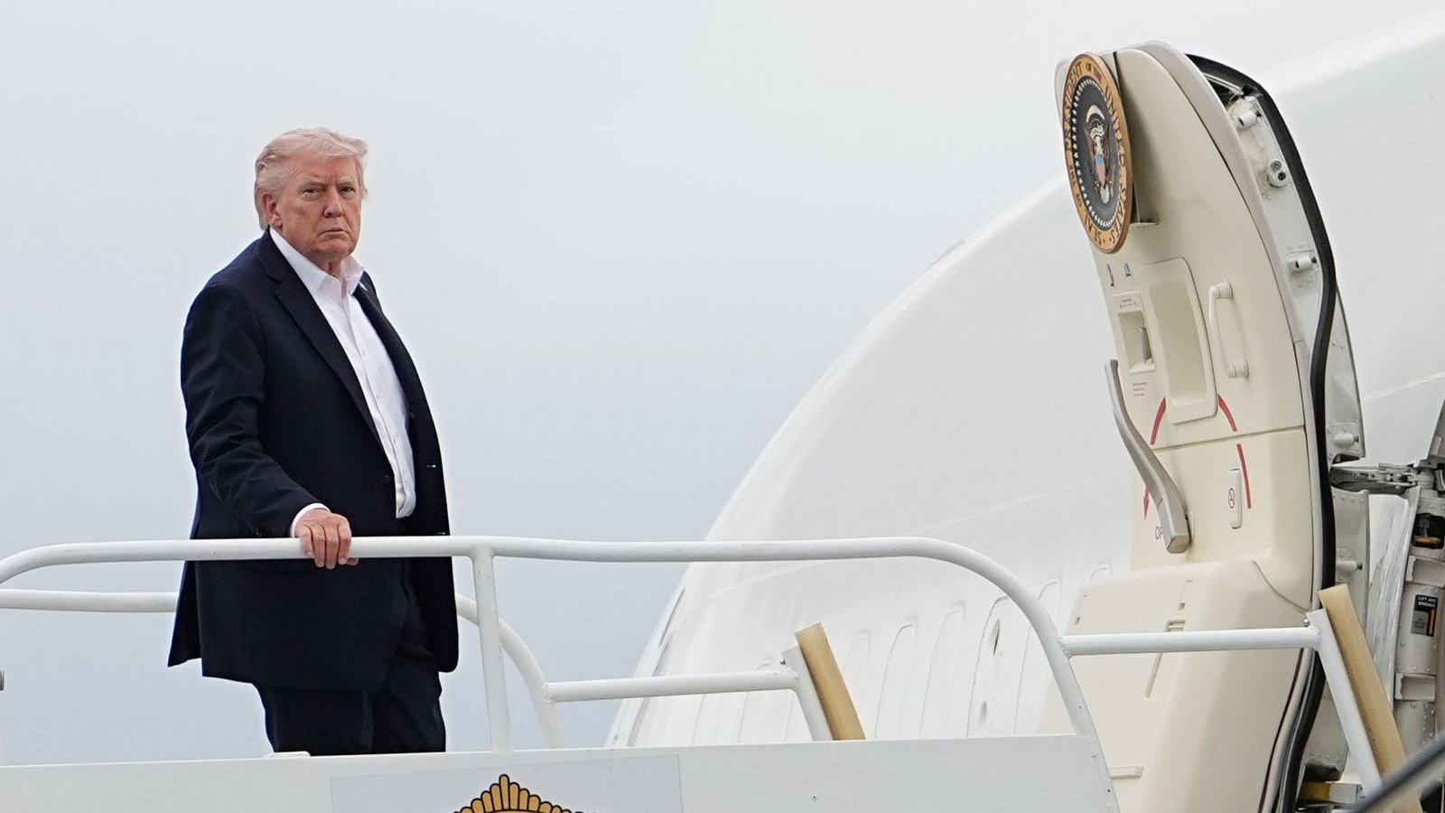 US-Präsident Donald Trump besteigt eine Air Force One am Miami International Airport.Foto: Matt Rourke/AP/dpa US-Präsident Donald Trump besteigt eine Air Force One am Miami International Airport.Foto: Matt Rourke/AP/dpa