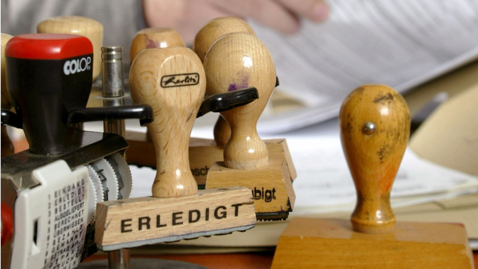 Das seit jeher belastete Bild des Beamtentums hat sich weiter verschlechtert – vielfach werden Einschnitte in dieser Gruppe gefordert.Foto: vario-press / bonn-sequenz Das seit jeher belastete Bild des Beamtentums hat sich weiter verschlechtert – vielfach werden Einschnitte in dieser Gruppe gefordert.Foto: vario-press / bonn-sequenz