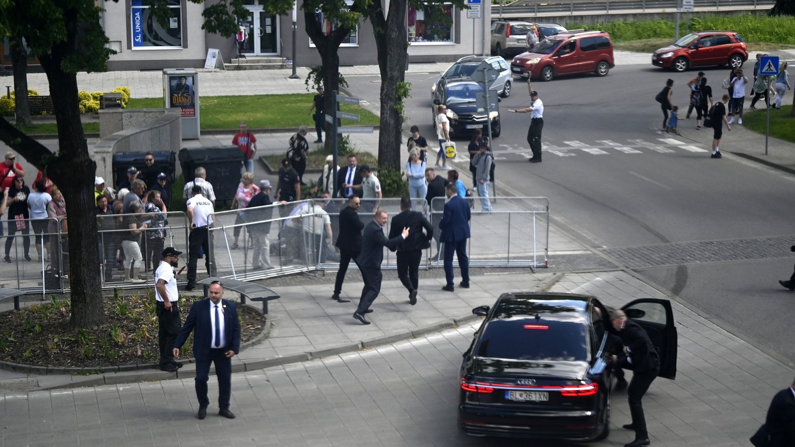 Die Szene unmittelbar nach dem Attentat – der angeschossene Robert Fico wurde von Sicherheitsleuten in seiner Limousine in Sicherheit gebracht.Foto: dpa/Radovan Stoklasa