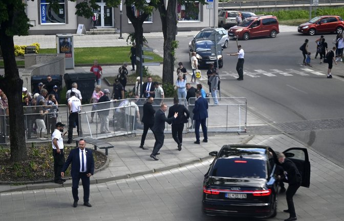 Die Szene unmittelbar nach dem Attentat – der angeschossene Robert Fico wurde von Sicherheitsleuten in seiner Limousine in Sicherheit gebracht.<span class='image-autor'>Foto: dpa/Radovan Stoklasa</span>