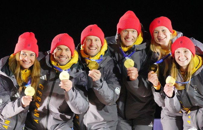Die deutsche Gold-Staffel: Julia Taubitz, Tobias Wendl, Tobias Arlt, Max Langenhan, Dajana Eitberger und Magdalena Matschina.<span class='image-autor'>Foto: Michael Kappeler/dpa</span>