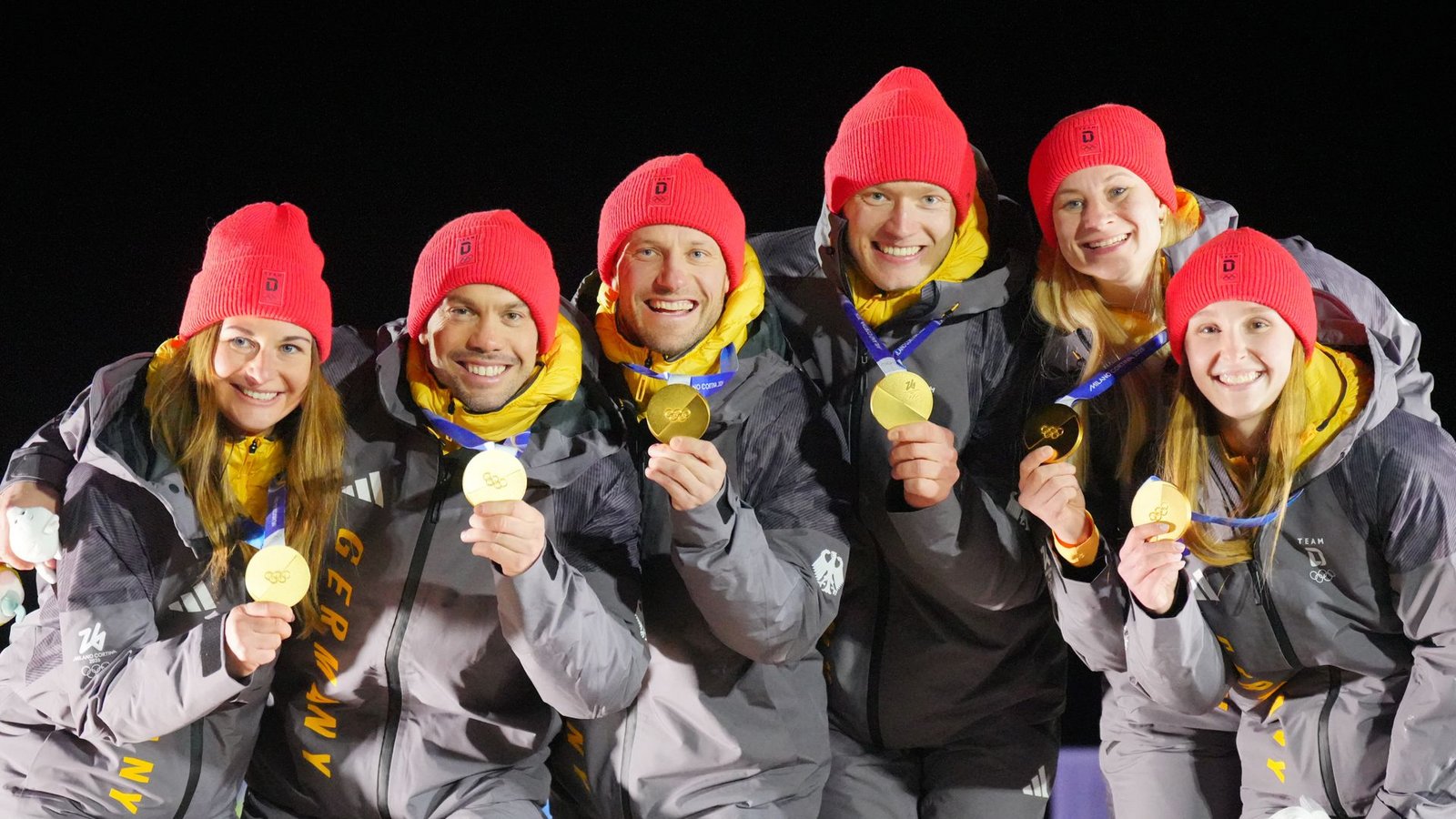 Die deutsche Gold-Staffel: Julia Taubitz, Tobias Wendl, Tobias Arlt, Max Langenhan, Dajana Eitberger und Magdalena Matschina.Foto: Michael Kappeler/dpa