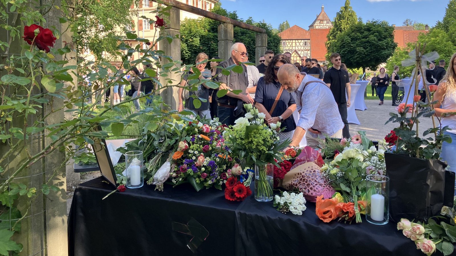 Viele Menschen brachten Blumen mit oder zündeten Kerzen an.Foto: Florian Dürr
