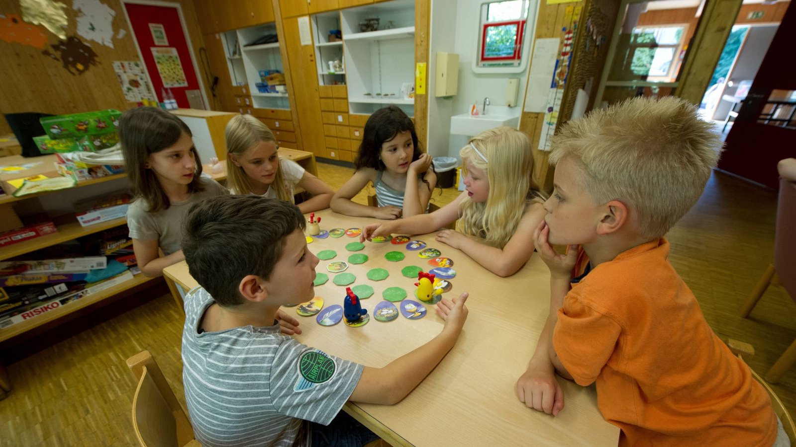 Eine Runde spielen – auch das soll bei der Ganztagsbetreuung an Grundschulen möglich sein.Foto: dpa/Marijan Murat Eine Runde spielen – auch das soll bei der Ganztagsbetreuung an Grundschulen möglich sein.Foto: dpa/Marijan Murat