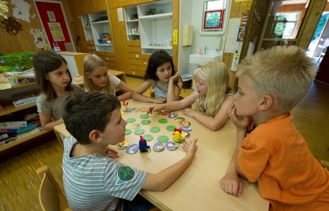 Eine Runde spielen – auch das soll bei der Ganztagsbetreuung an Grundschulen möglich sein.<span class='image-autor'>Foto: dpa/Marijan Murat</span>