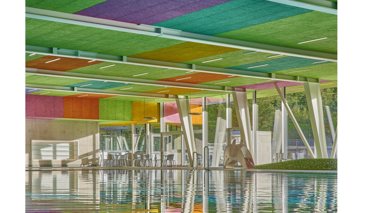 Das sanierte Bade Kusel (2017–2020) in Rheinland-Pfalz wartet mit einer farblich interessanten Hallendecke auf.Foto: 4a Architekten/David Matthiessen
