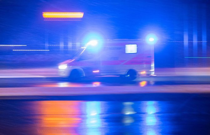 Der Rettungsdienst brachte den Verletzten in ein Krankenhaus, anschließend wurde er in eine Spezialklinik verlegt. (Symbolfoto)<span class='image-autor'>Foto: Sebastian Gollnow/dpa</span>