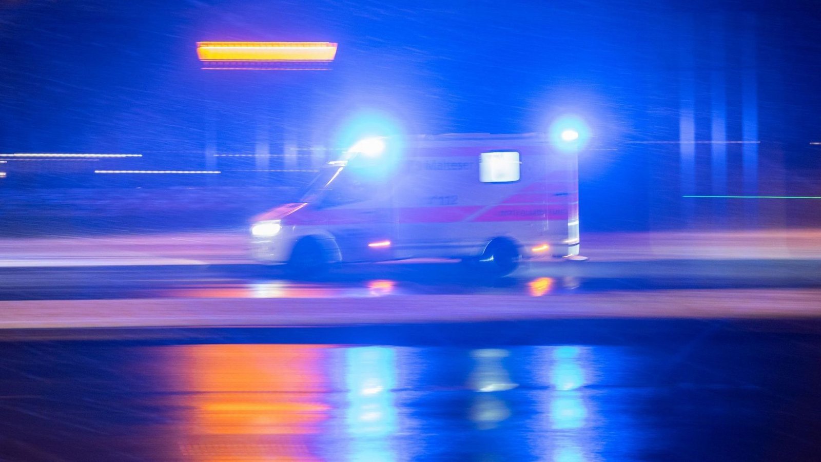 Der Rettungsdienst brachte den Verletzten in ein Krankenhaus, anschließend wurde er in eine Spezialklinik verlegt. (Symbolfoto)Foto: Sebastian Gollnow/dpa