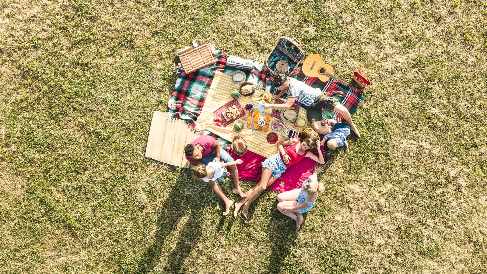 Im Sommer eine beliebte Aktivität zum Entspannten: Ein Picknick im Park.Foto: View Apart / shutterstock.com Im Sommer eine beliebte Aktivität zum Entspannten: Ein Picknick im Park.Foto: View Apart / shutterstock.com