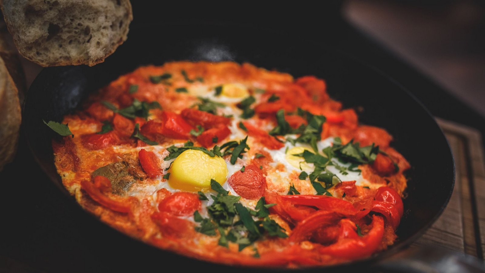 Ein Gericht mit Tomatensoße zum Frühstück: Shakshuka ist eines der typischen Gerichte der Levante-Küche.Foto: dpa-tmn/Daniel Dominik Ein Gericht mit Tomatensoße zum Frühstück: Shakshuka ist eines der typischen Gerichte der Levante-Küche.Foto: dpa-tmn/Daniel Dominik