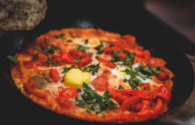 Ein Gericht mit Tomatensoße zum Frühstück: Shakshuka ist eines der typischen Gerichte der Levante-Küche.<span class='image-autor'>Foto: dpa-tmn/Daniel Dominik</span>