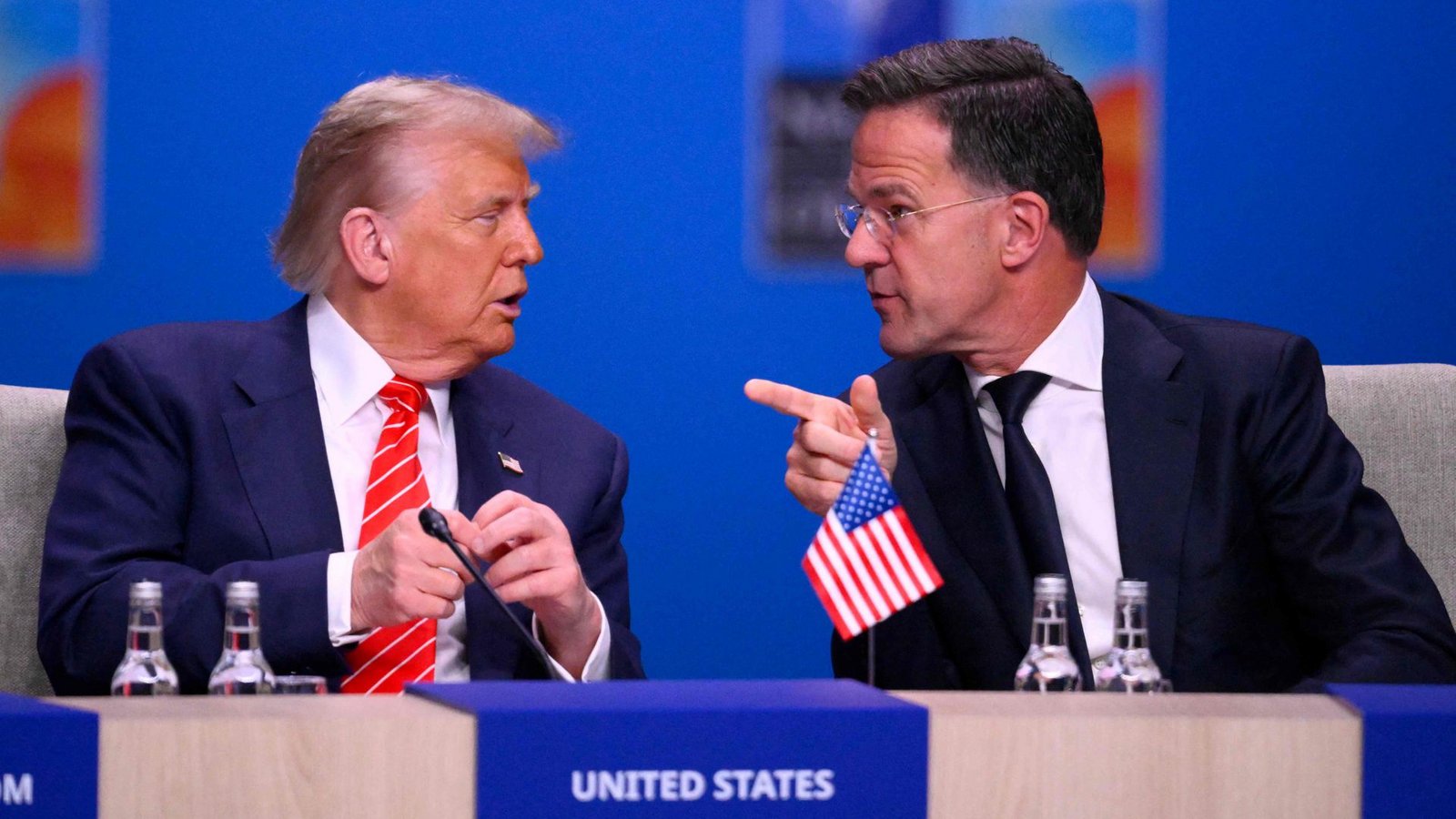 Nato-Generalsekretär Mark Rutte (rechts) hat sich vor dem Gipfel in Den Haag mit einer umstrittenen SMS Donald Trump angebiedert.Foto: AFP Nato-Generalsekretär Mark Rutte (rechts) hat sich vor dem Gipfel in Den Haag mit einer umstrittenen SMS Donald Trump angebiedert.Foto: AFP