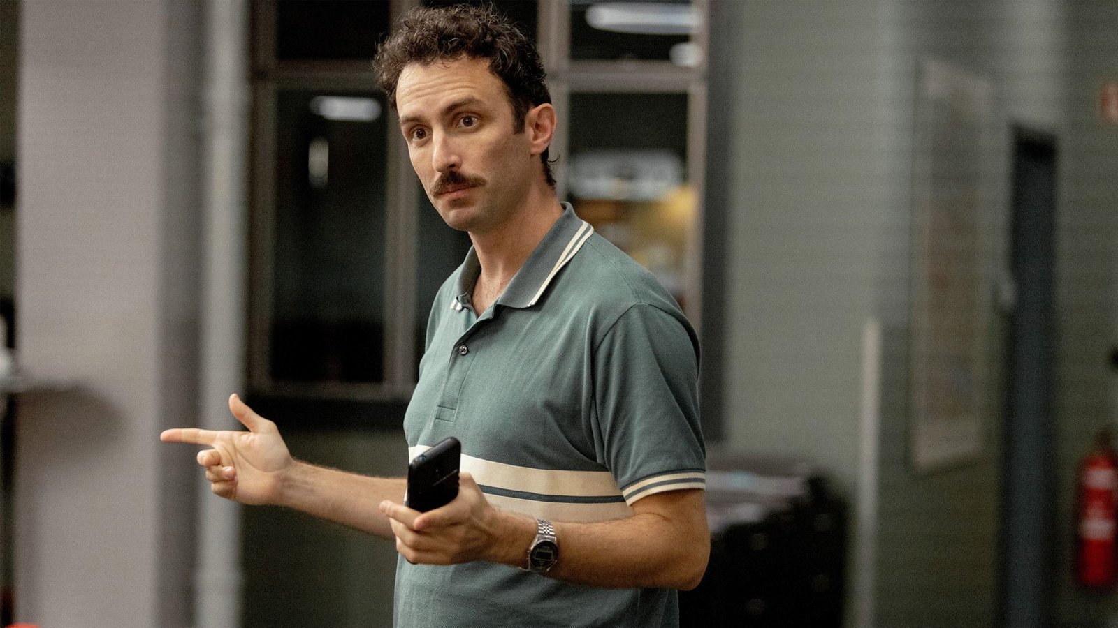 Der IT-Spezialist der Polizei-Abteilung arbeitet durch: Noah Löwenherz (Aaron Arens).Foto: ARD Degeto Film/SRF/Sava Hlavace Der IT-Spezialist der Polizei-Abteilung arbeitet durch: Noah Löwenherz (Aaron Arens).Foto: ARD Degeto Film/SRF/Sava Hlavace