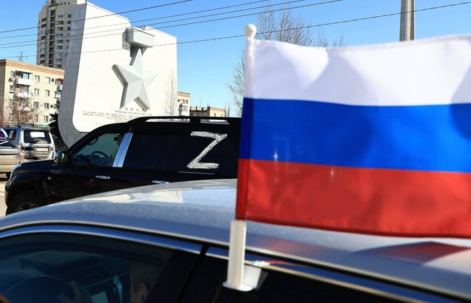 In Russland gilt das „z“ als Zustimmung zum Krieg.<span class='image-autor'>Foto: /Itar-Tass/imago/Dmitry Rogulin</span>