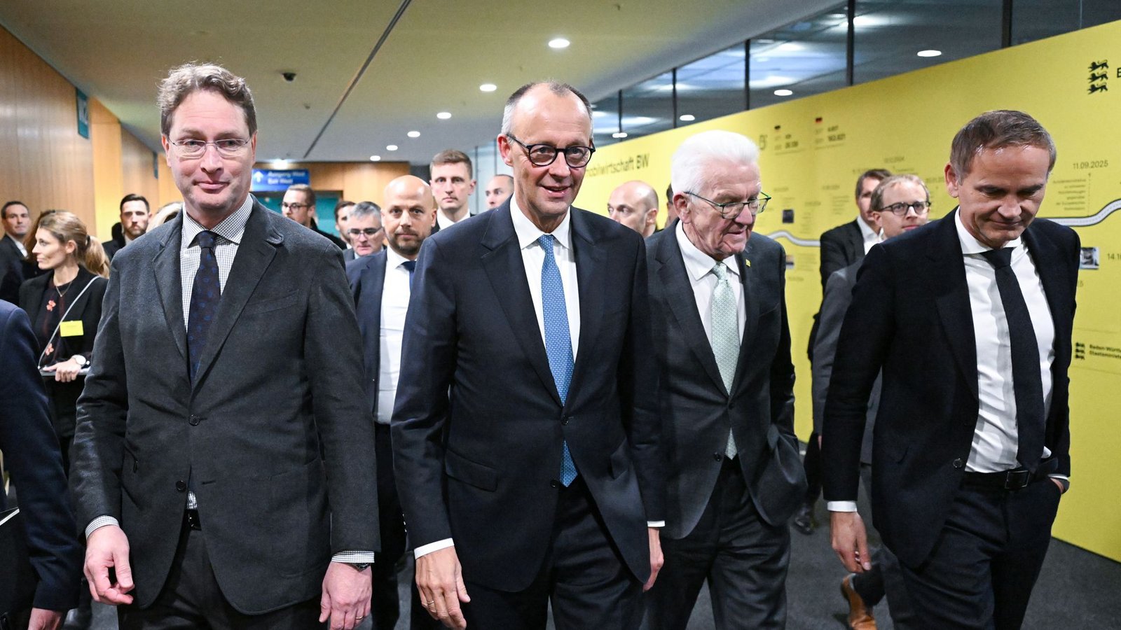 Die Jahresveranstaltung Strategiedialog Automobilwirtschaft im November 2025 in Stuttgart: Mercedes-Chef Ola Källenius, Kanzler Friedrich Merz, Ministerpräsident Winfried Kretschmann, VW-Chef Oliver Blume (von links).Foto: Bernd Weißbrod/dpa-Pool/dpa /Bernd Weißbrod Die Jahresveranstaltung Strategiedialog Automobilwirtschaft im November 2025 in Stuttgart: Mercedes-Chef Ola Källenius, Kanzler Friedrich Merz, Ministerpräsident Winfried Kretschmann, VW-Chef Oliver Blume (von links).Foto: Bernd Weißbrod/dpa-Pool/dpa /Bernd Weißbrod