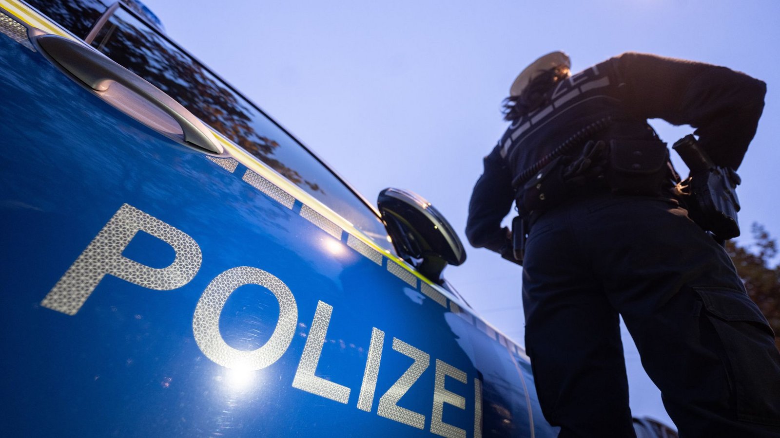 Die Polizeibeamten nahmen den Mann, der sich heftig wehrte, fest. (Symbolbild)Foto: dpa/Marijan Murat Die Polizeibeamten nahmen den Mann, der sich heftig wehrte, fest. (Symbolbild)Foto: dpa/Marijan Murat