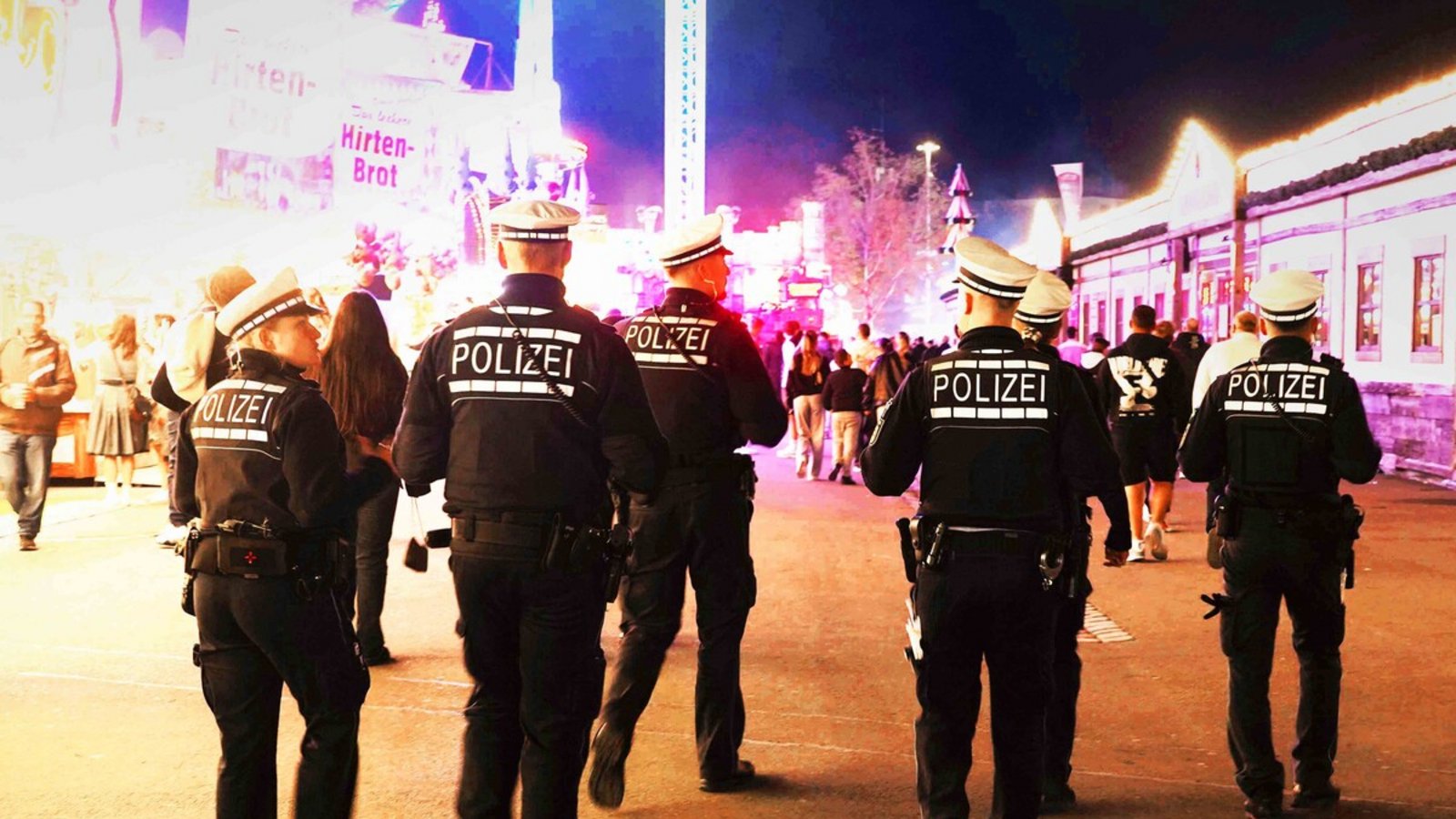 Bisher ist die Polizei mit dem Verlauf des Volksfests zufrieden.Foto: Rosar/Fotoagentur-Stuttgart Bisher ist die Polizei mit dem Verlauf des Volksfests zufrieden.Foto: Rosar/Fotoagentur-Stuttgart