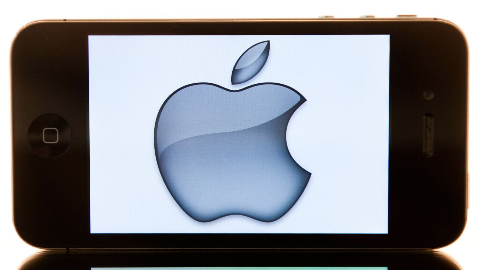 iPhone mit Apple-LogoFoto: dpa/Sebastian Kahnert iPhone mit Apple-LogoFoto: dpa/Sebastian Kahnert