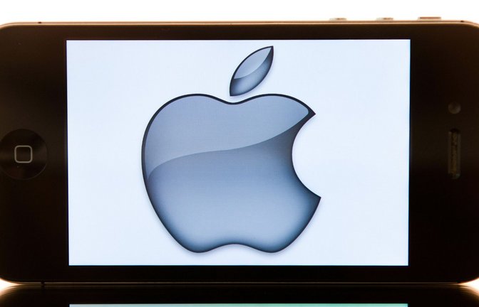 iPhone mit Apple-Logo<span class='image-autor'>Foto: dpa/Sebastian Kahnert</span>