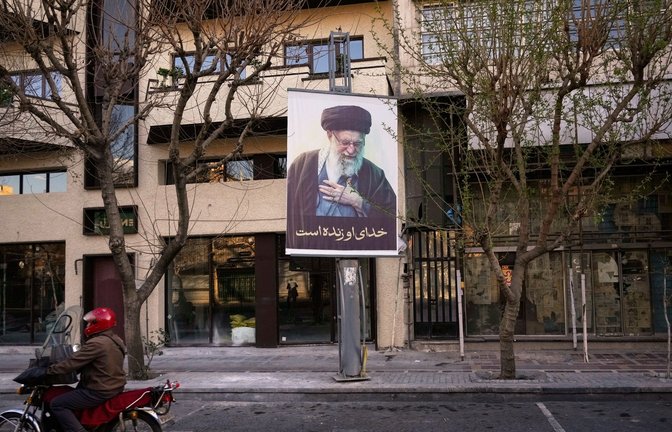 Der Tod von Ajatollah Ali Chamenei hat ein Machtvakuum ins Zentrum des Iran gerissen. (Archivbild)<span class='image-autor'>Foto: Vahid Salemi/AP/dpa</span>