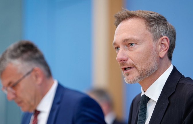 Er ist der wichtige Mann im Hintergrund: Werner Gatzer (li.) bei einer Pressekonferenz mit Finanzminister Christian Lindner.<span class='image-autor'>Foto: Political-Moments/IMAGO</span>