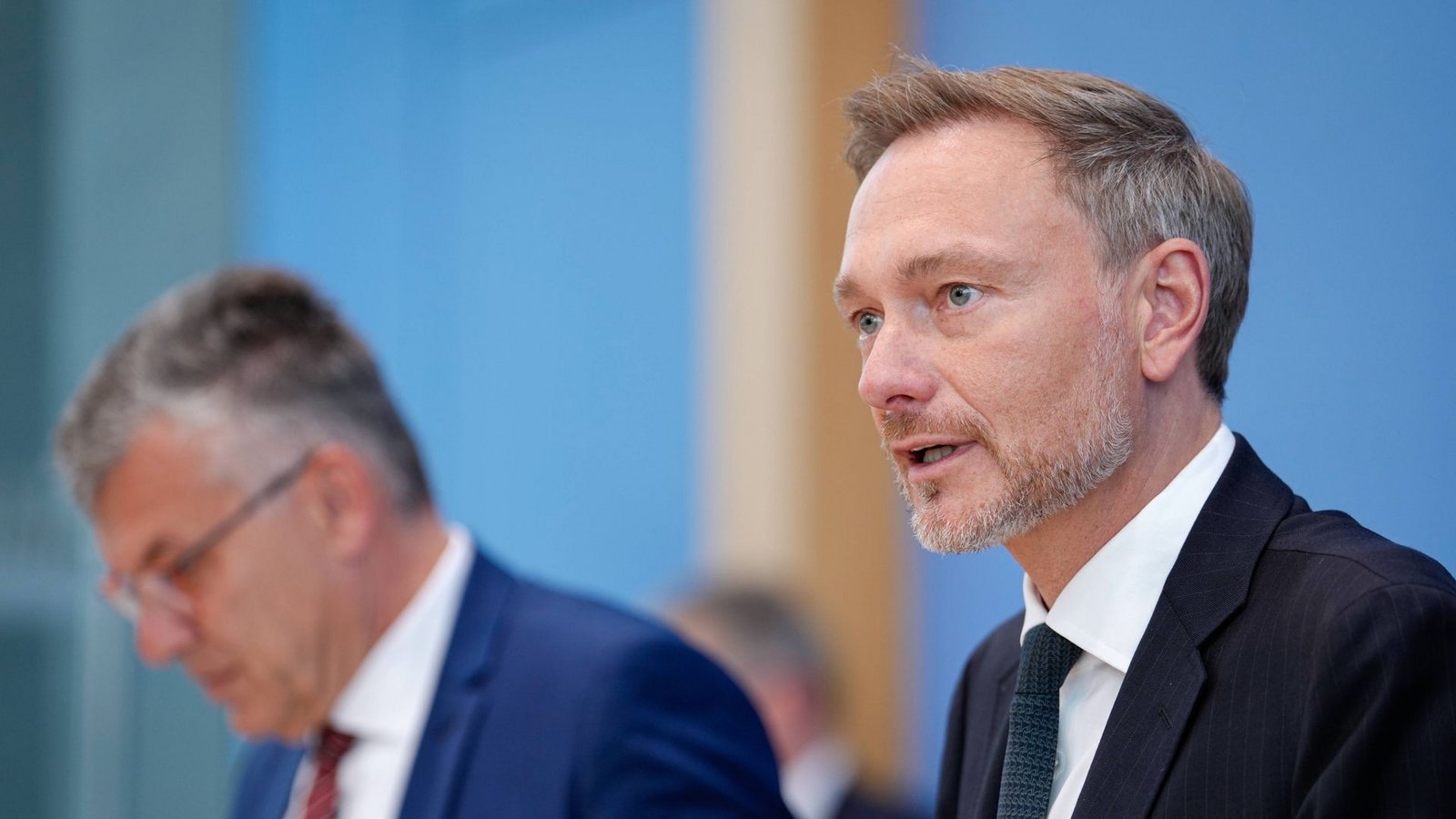 Er ist der wichtige Mann im Hintergrund: Werner Gatzer (li.) bei einer Pressekonferenz mit Finanzminister Christian Lindner.Foto: Political-Moments/IMAGO Er ist der wichtige Mann im Hintergrund: Werner Gatzer (li.) bei einer Pressekonferenz mit Finanzminister Christian Lindner.Foto: Political-Moments/IMAGO