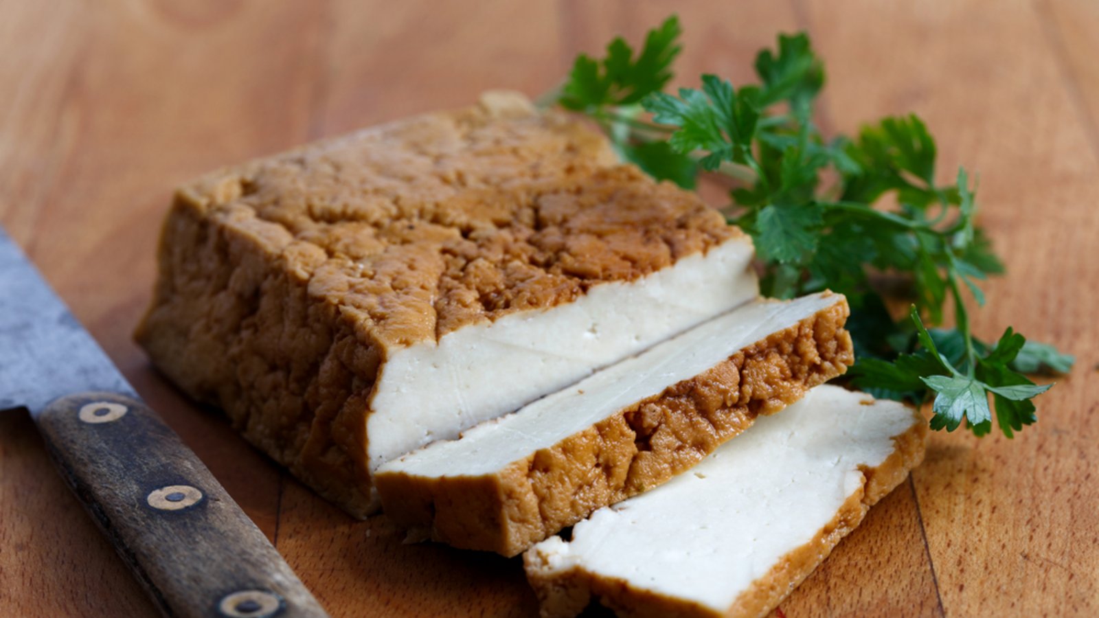 Räuchertofu wird oft mit Raucharoma hergestellt.Foto: Moving Moment / shutterstock.com Räuchertofu wird oft mit Raucharoma hergestellt.Foto: Moving Moment / shutterstock.com