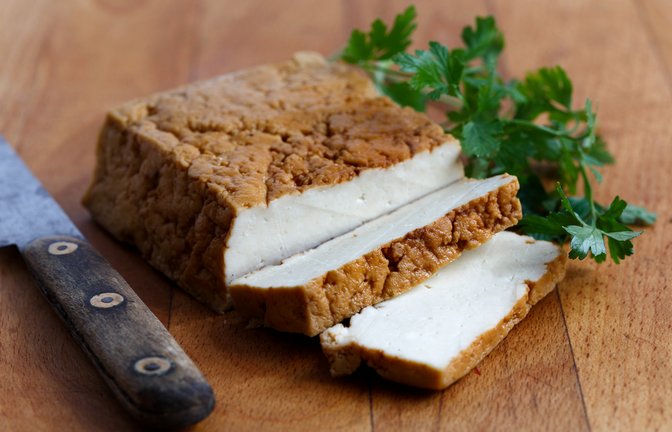Räuchertofu wird oft mit Raucharoma hergestellt.<span class='image-autor'>Foto: Moving Moment / shutterstock.com</span>