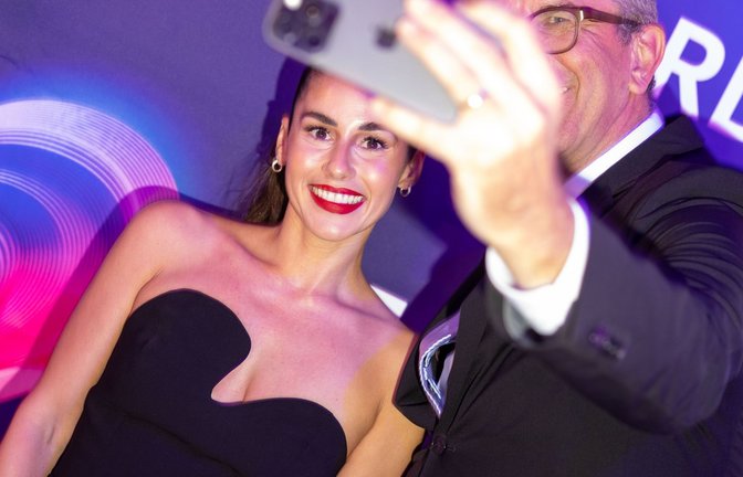 Sarah Engels - hier neben Kulturstaatsminister Wolfram Weimer - kämpft um eine gute Platzierung beim ESC.<span class='image-autor'>Foto: Jens Büttner/dpa</span>