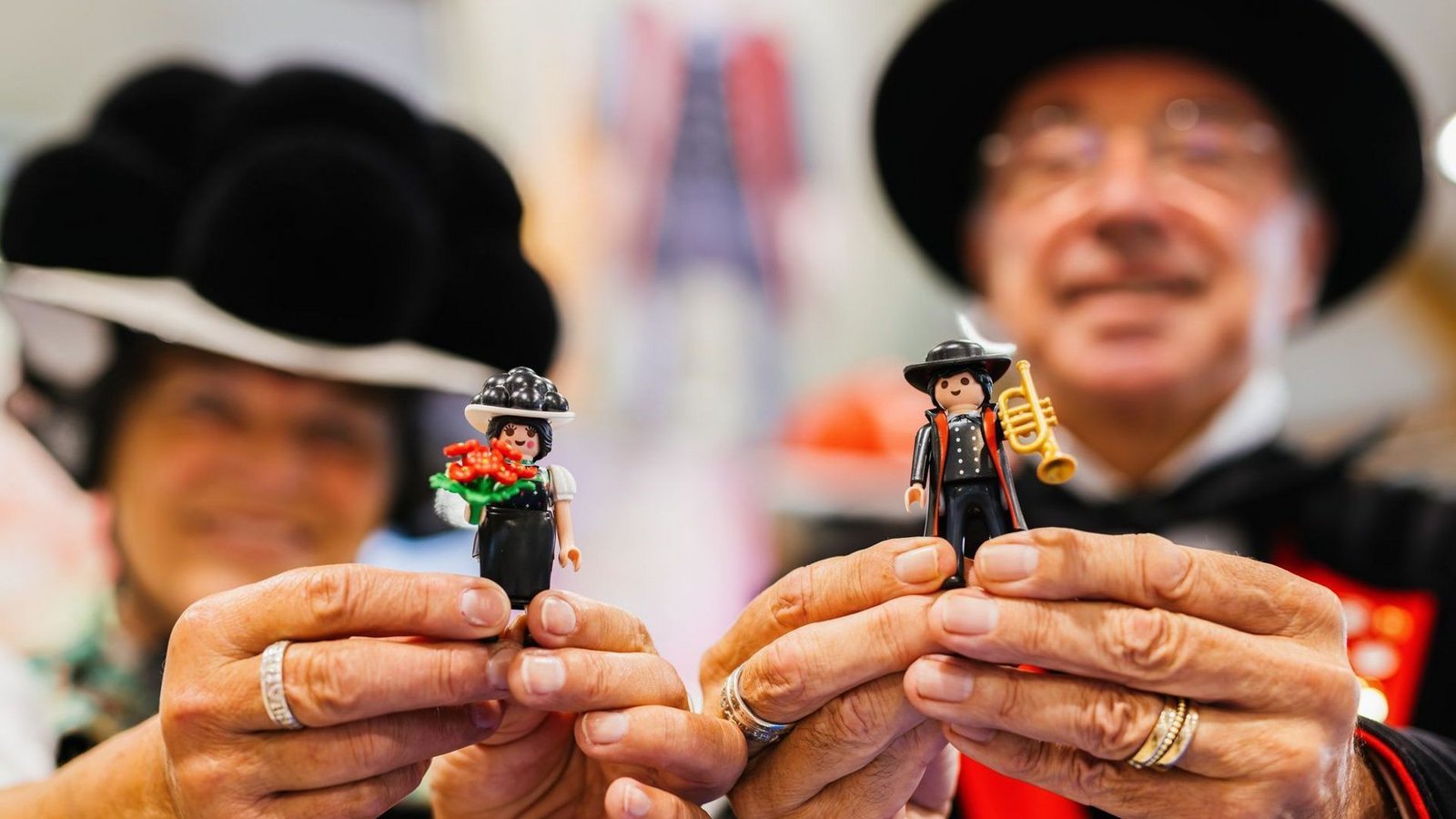Die Baiersbronn Touristik präsentiert nach eigenen Angaben erstmals das Playmobil-Set. Marie trage künftig den traditionellen Bollenhut der verheirateten Frauen, Hannes‘ Tracht sei ebenfalls originalgetreu gestaltet (Archiv).Foto: Philipp von Ditfurth/dpa