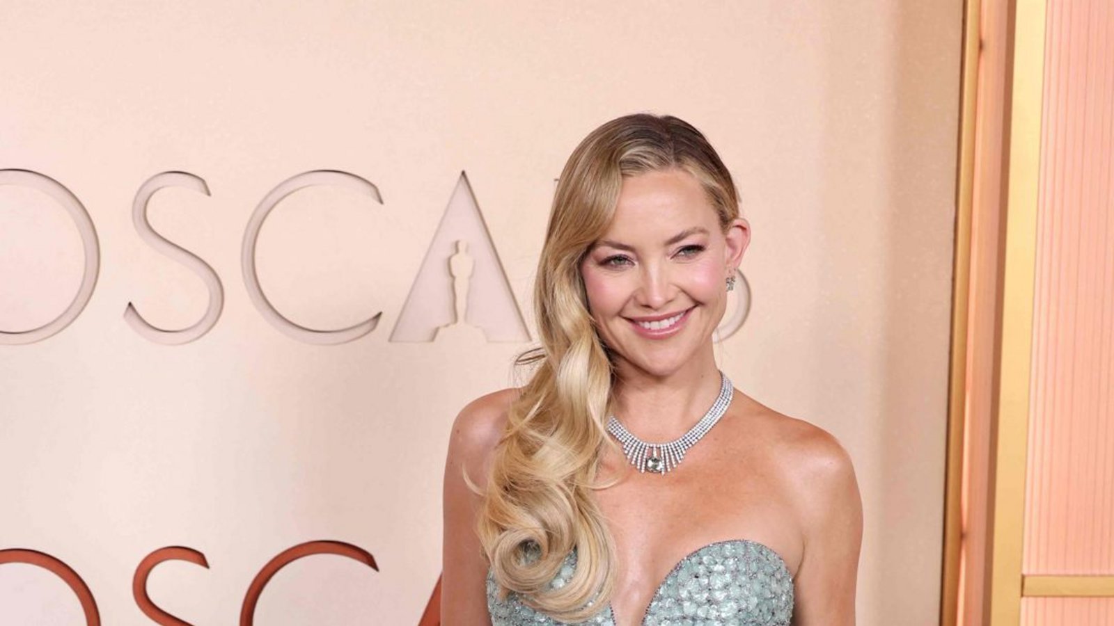 Wie der Panzer eine Amazone – das metallische Armani Privé-Kleid in Jadegrün sitzt Kate Hudson wie angegossen. Unser Urteil: Skulptural!Foto: Getty Images via AFP Wie der Panzer eine Amazone – das metallische Armani Privé-Kleid in Jadegrün sitzt Kate Hudson wie angegossen. Unser Urteil: Skulptural!Foto: Getty Images via AFP