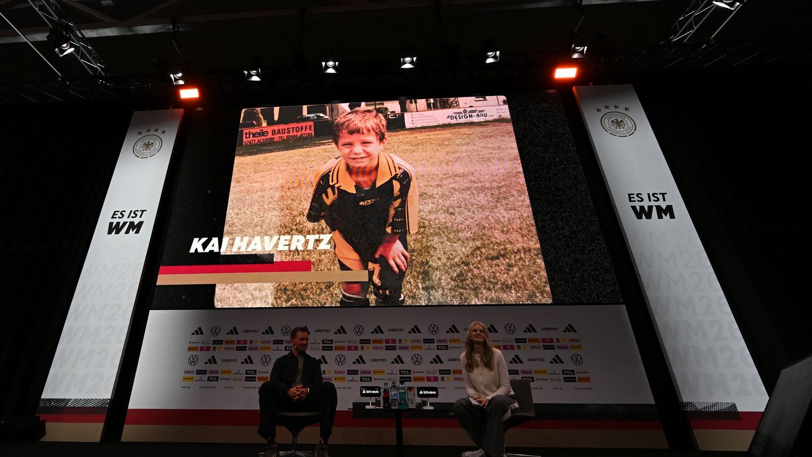 Julian Nagelsmann (l) lobt Kai Havertz bei der WM-Nominierung in einem Video, das den Arsenal-Profi (oben) als kleinen Jungen zeigt. (Archivbild)Foto: Federico Gambarini/dpa Julian Nagelsmann (l) lobt Kai Havertz bei der WM-Nominierung in einem Video, das den Arsenal-Profi (oben) als kleinen Jungen zeigt. (Archivbild)Foto: Federico Gambarini/dpa