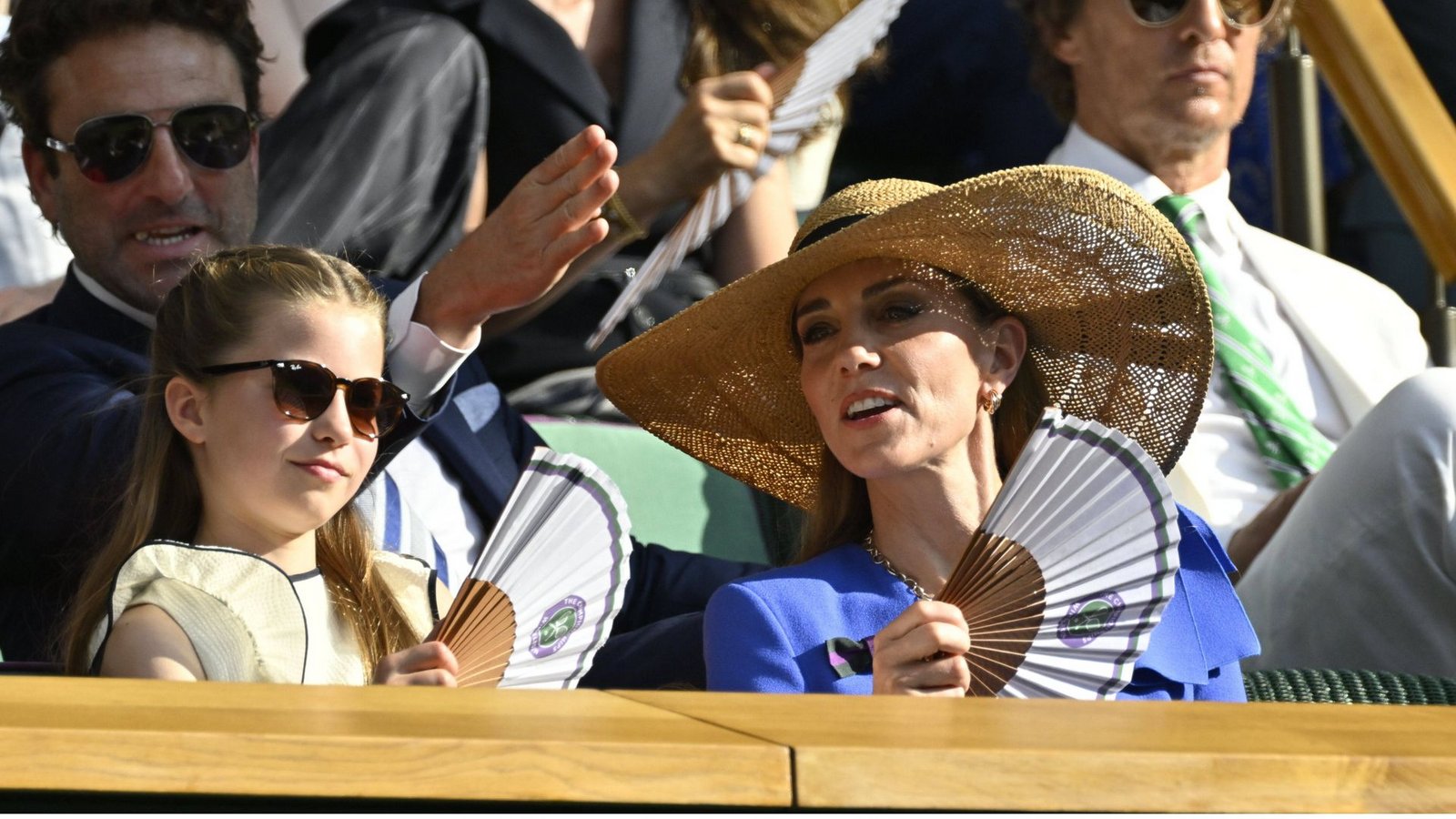 Mit Fächern, Sonnenbrille und Strohhut: Prinzessin Charlotte und Prinzessin Kate in der „Royal Box“ von Wimbledon.Foto: IMAGO/PsnewZ Mit Fächern, Sonnenbrille und Strohhut: Prinzessin Charlotte und Prinzessin Kate in der „Royal Box“ von Wimbledon.Foto: IMAGO/PsnewZ