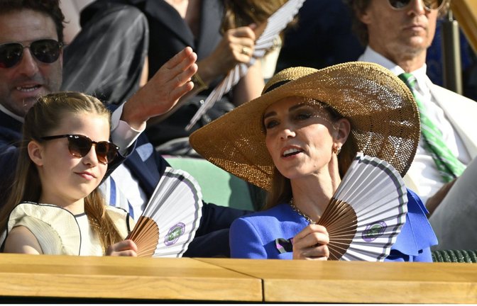 Mit Fächern, Sonnenbrille und Strohhut: Prinzessin Charlotte und Prinzessin Kate in der „Royal Box“ von Wimbledon.<span class='image-autor'>Foto: IMAGO/PsnewZ</span>