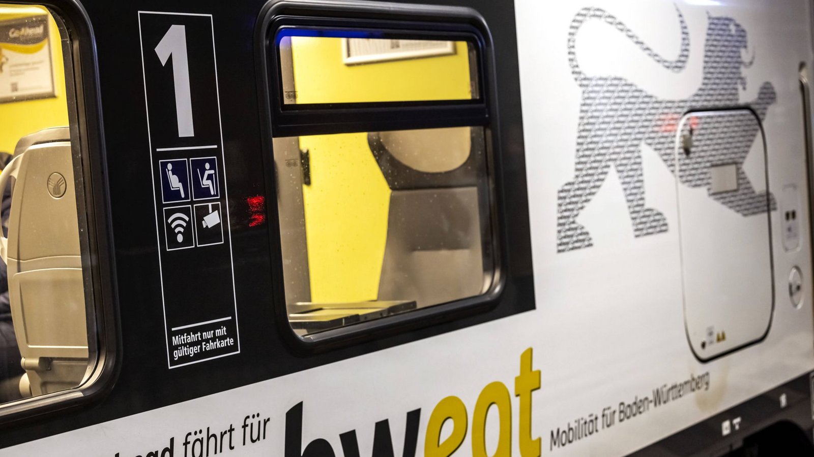 Der Vorfall ereignete sich in einem Regionalexpress (Symbolbild)Foto: IMAGO/Arnulf Hettrich