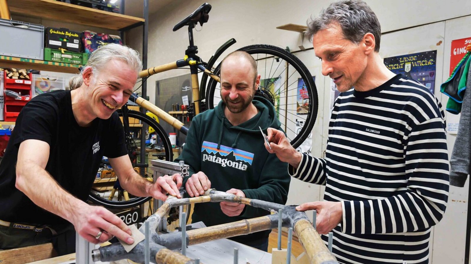 Mit viel Freude dabei: Miki Günter, Michl Schmidt und Stefan Adam basteln an einem Bambusrahmen.Foto: Max Kovalenko Mit viel Freude dabei: Miki Günter, Michl Schmidt und Stefan Adam basteln an einem Bambusrahmen.Foto: Max Kovalenko