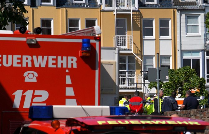 Rettungswagen, Polizisten und Polizeifahrzeuge stehen in der Nähe des Einsatzortes.<span class='image-autor'>Foto: Sascha Ditscher/dpa</span>