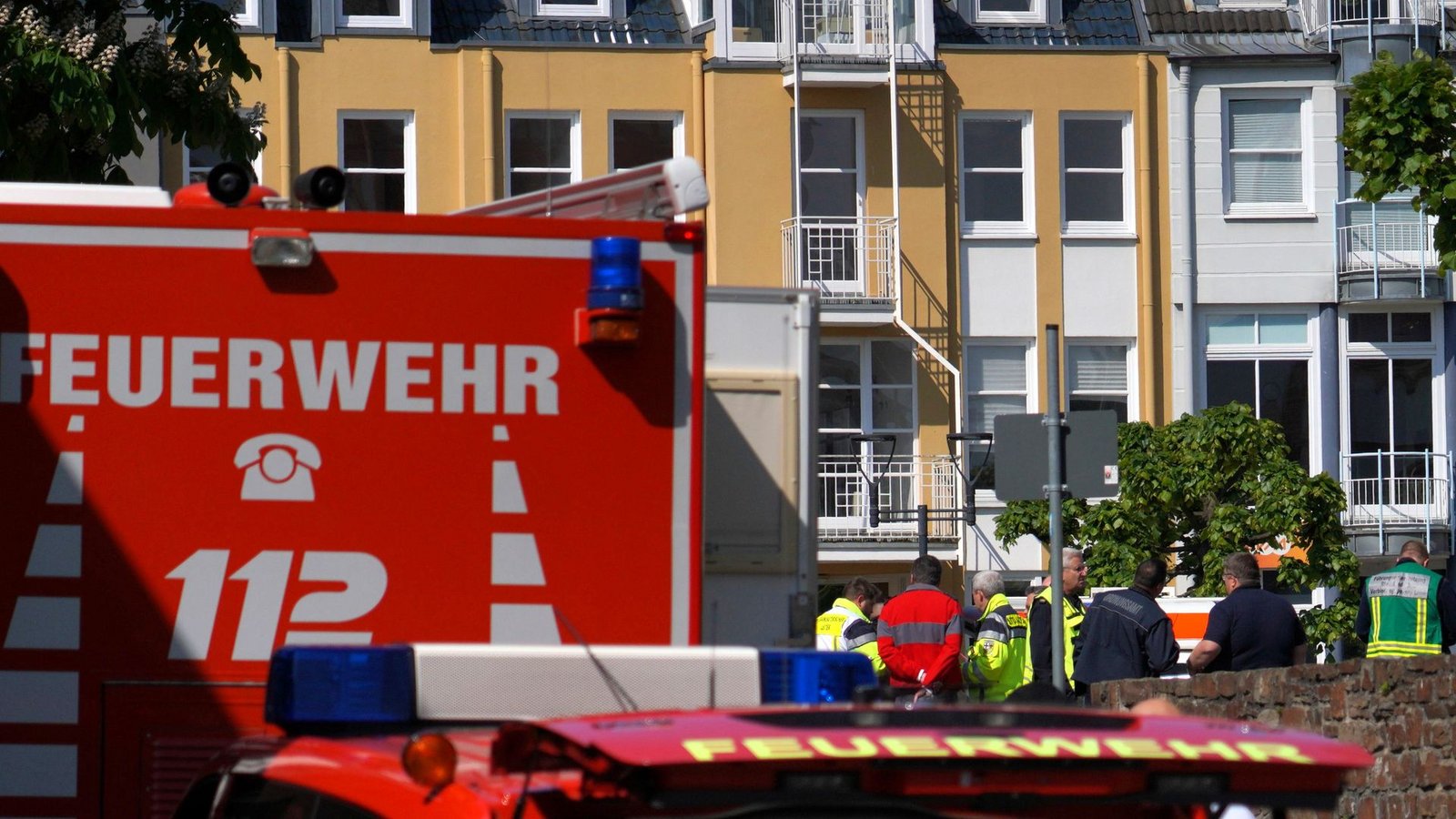 Rettungswagen, Polizisten und Polizeifahrzeuge stehen in der Nähe des Einsatzortes.Foto: Sascha Ditscher/dpa