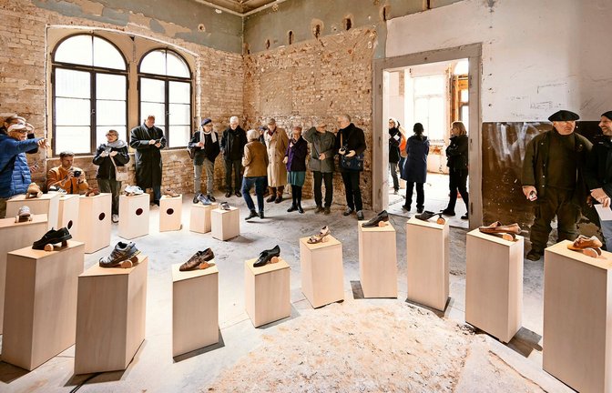 Macht neugierig: Félix Blumes Klanginstallation „Andante“ mit auf Holzblöcke geschraubten Schuhen<span class='image-autor'>Foto: SWR/Ralf Brunner 2025</span>
